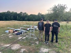 Закарпатські прикордонники пострілами зупинили контрабандиста сигарет з БпЛА
