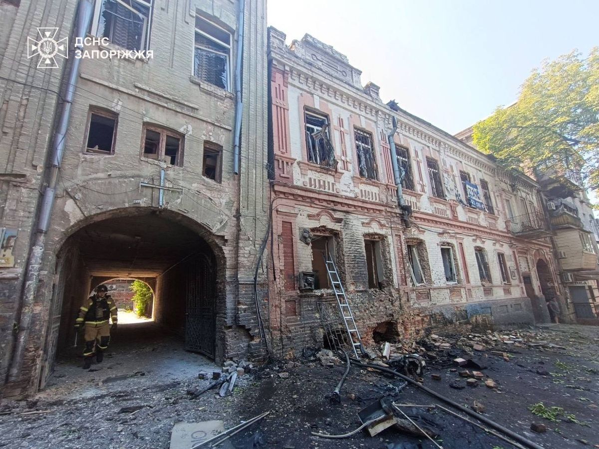 Росіяни вдарили дроном по історичних будинках у Запоріжжі, є поранені