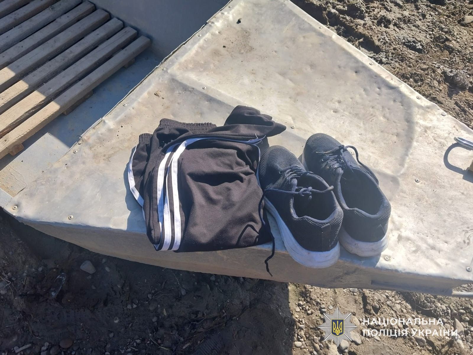 На березі залишився одяг та взуття загиблого