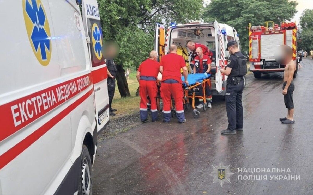 Кількість травмованих внаслідок влучання блискавки по дереву на Волині зросла до 11
