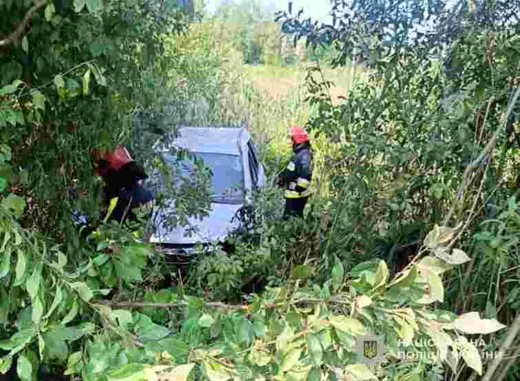 На Стрийщині водій Opel вилетів з автомобіля під час ДТП і загинув