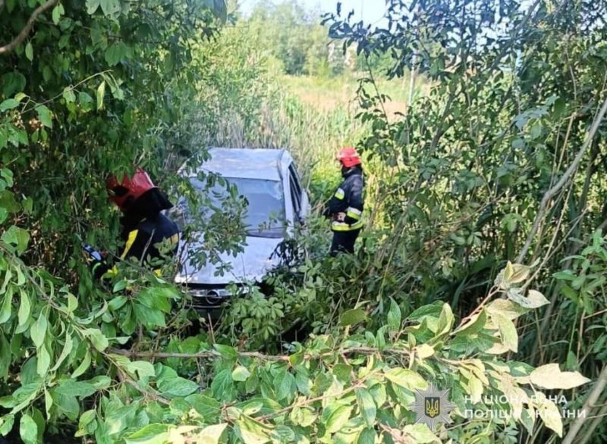 На Стрийщині водій Opel вилетів з автомобіля під час ДТП і загинув