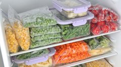 Витратите час і продукти даремно: які овочі не можна класти в морозилку