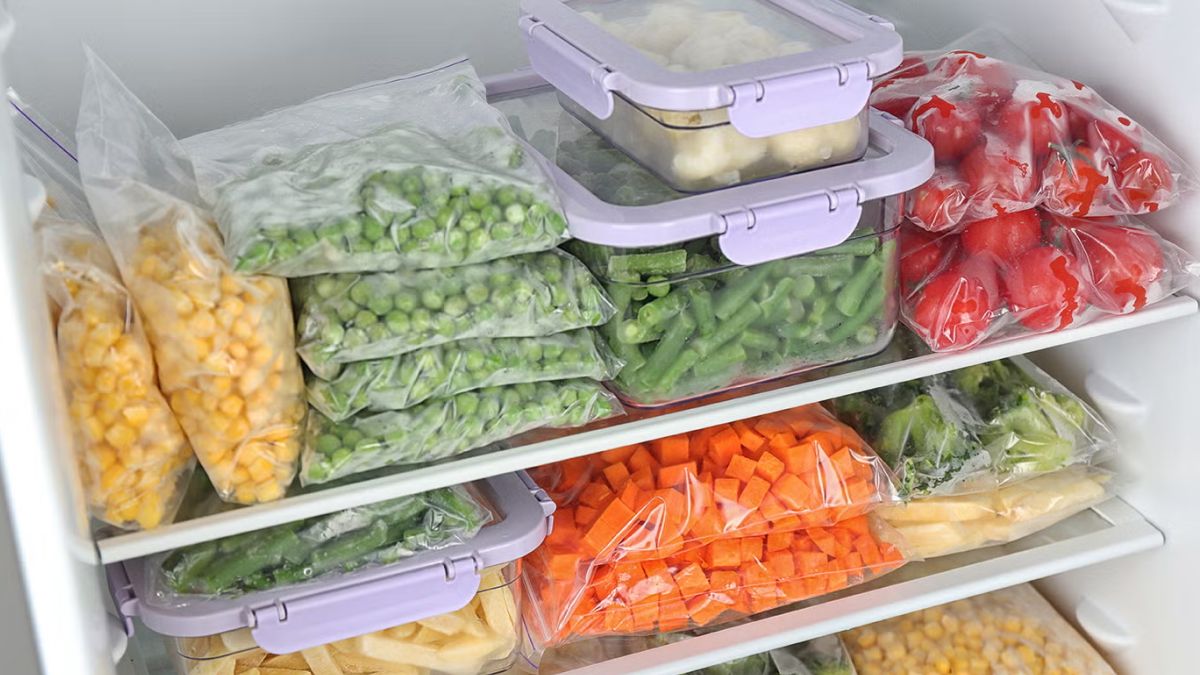 Витратите час і продукти даремно: які овочі не можна класти в морозилку