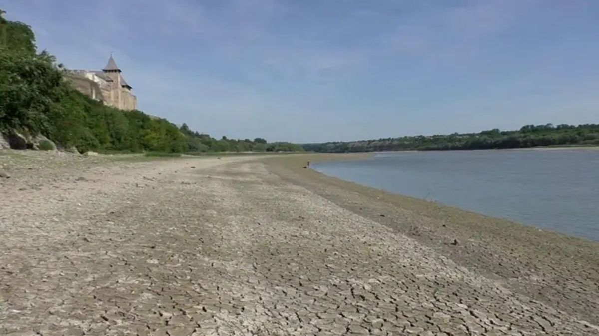 Через обміління Дністра 60% мешканців Хотина кілька днів не мали води