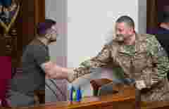 За рік підтримка Залужного упала на 9%, Зеленський залишається у лідерах, – опитування