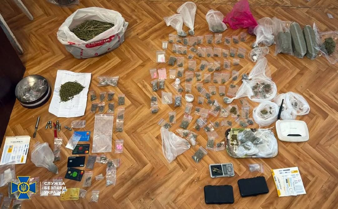 Слідчі СБУ вилучили підготовлені до продажу наркотики та психотропи