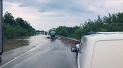 Через сильну зливу на трасі Київ – Чоп утворився 20-кілометровий затор