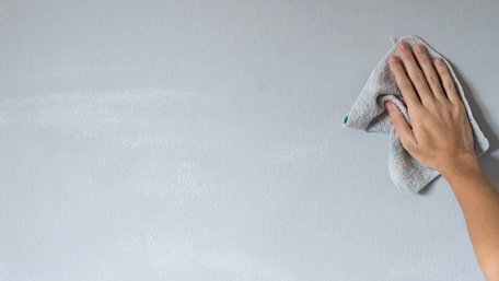 Потрібно діяти дуже обережно: як правильно мити пофарбовані матові стіни