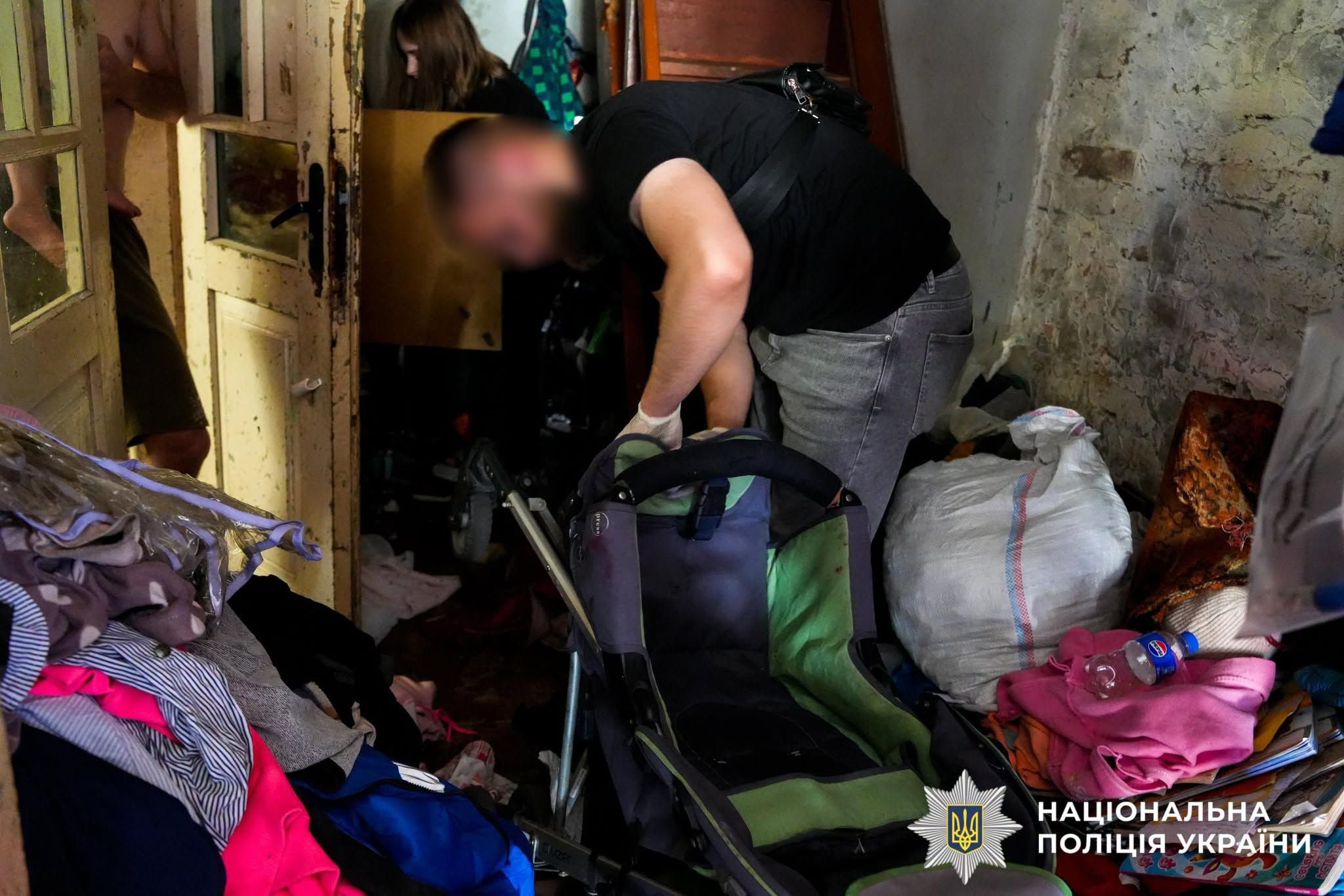 Поліція провела обшуки вдома у підозрюваної 