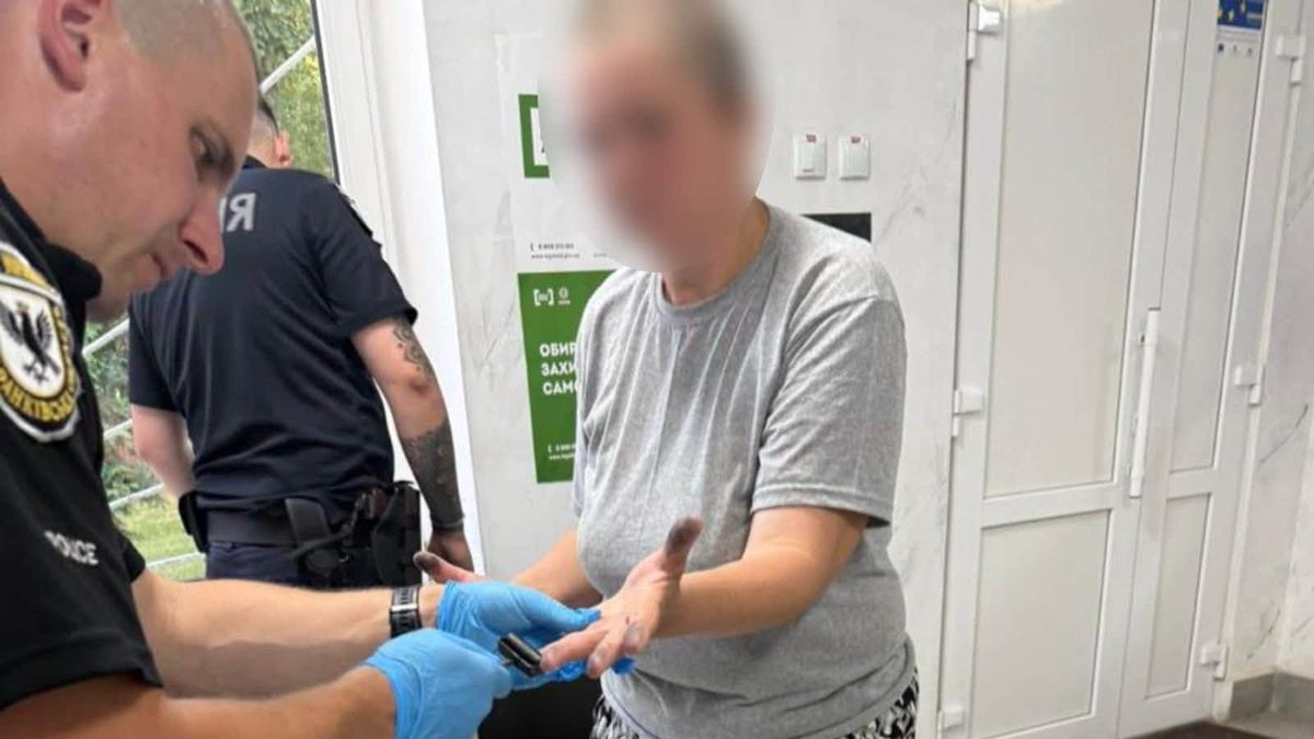 Поліція затримала прикарпатку за катування 15-річного сина з ДЦП