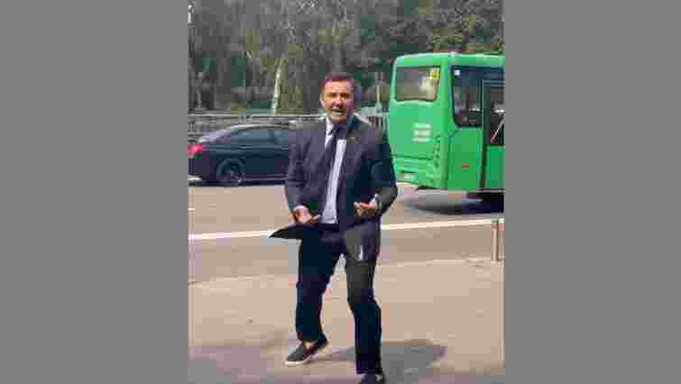 Ветеран ЗСУ Віктор Лахно жбурнув помідорами в нардепа Миколу Тищенка