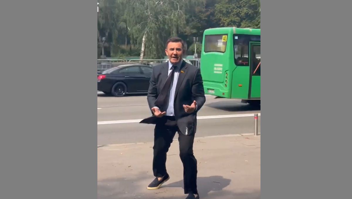 Ветеран ЗСУ Віктор Лахно жбурнув помідорами в нардепа Миколу Тищенка