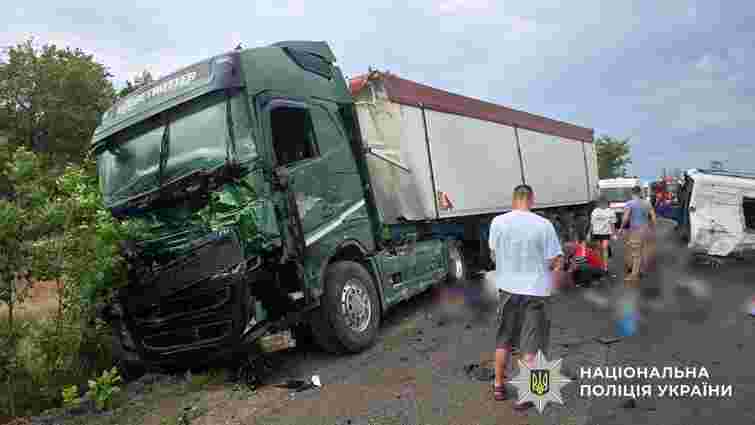 На Миколаївщині в лобовій ДТП загинули дев'ять людей 