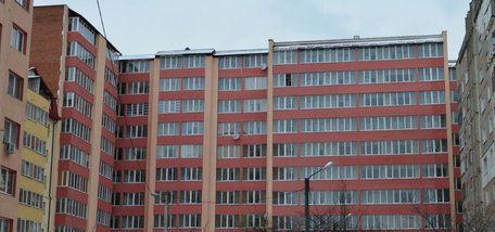 Будує без дозволів, судиться роками і продовжує продавати
