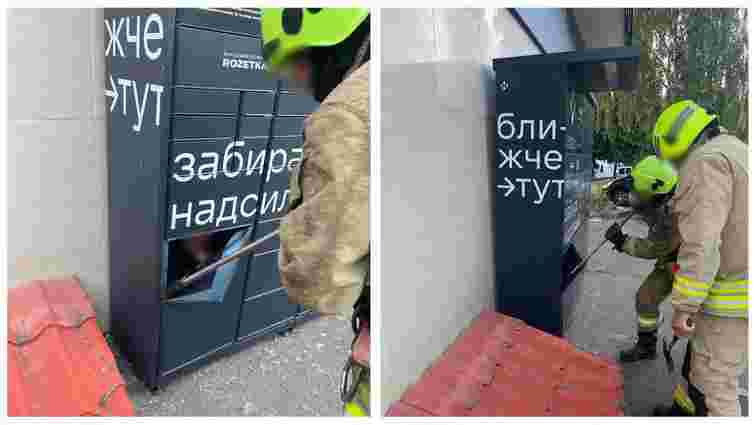 Рятувальники визволяли 15-річну дівчину з комірки поштомата в Рівному