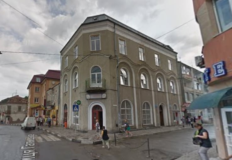 Нині вхідні двері замінені на пластикові (фото 2015 року з Google Maps)