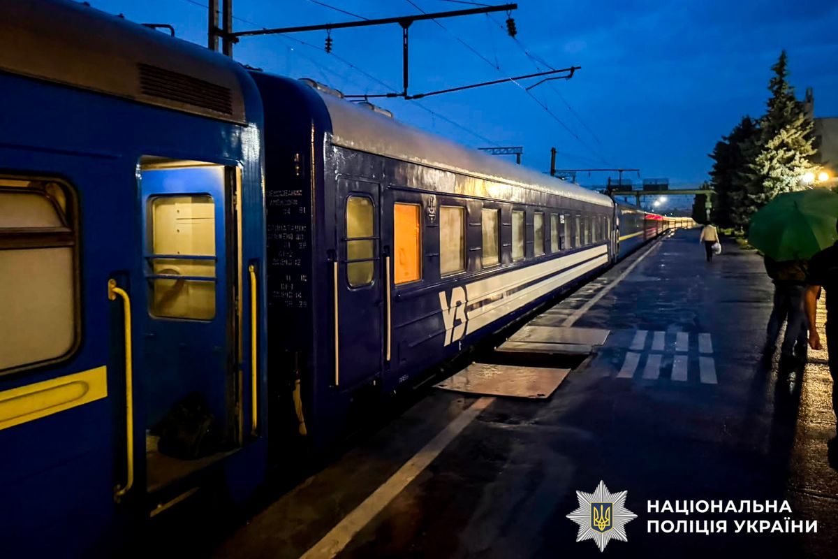 У Рівному чоловік впав із перону під пасажирський потяг і загинув