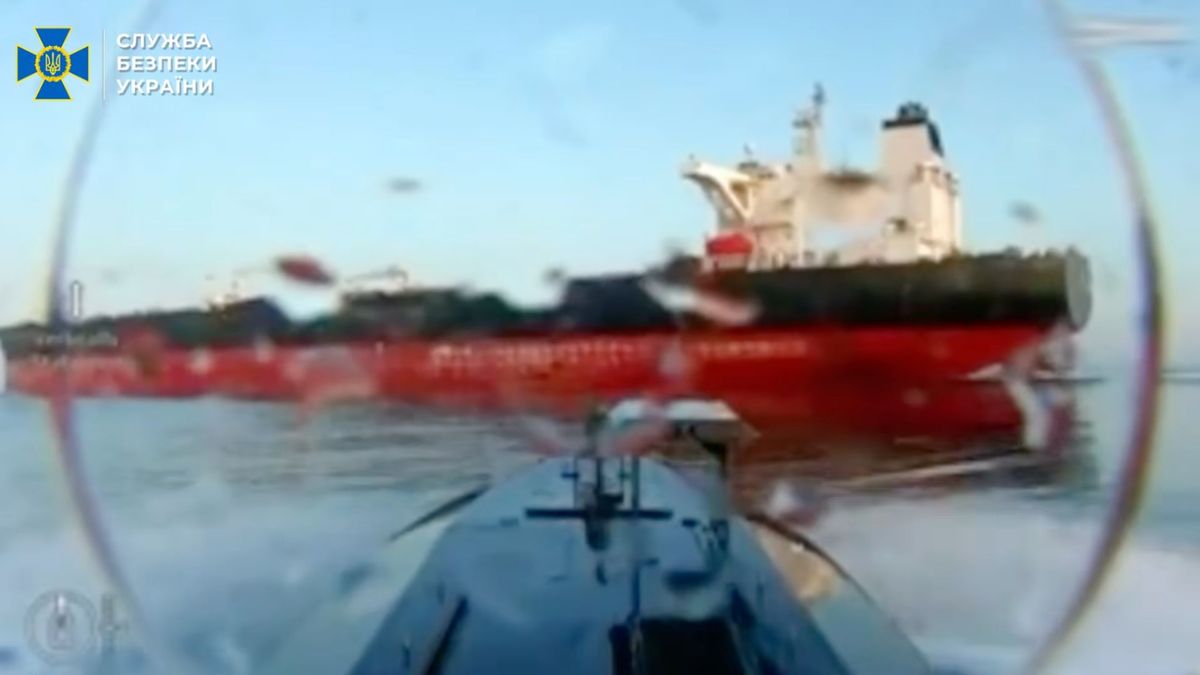 СБУ показала ураження танкера російського «тіньового флоту» біля Ялти