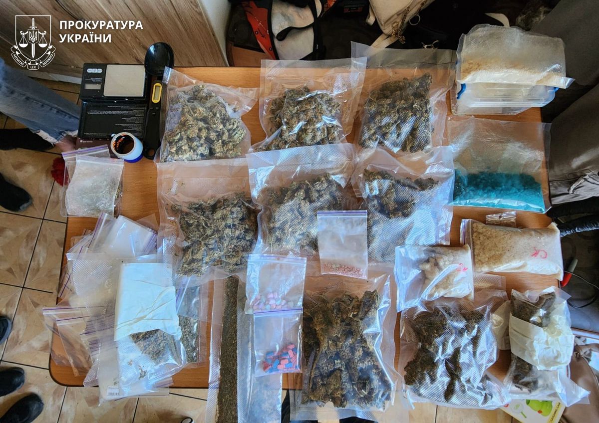 Багатодітне подружжя на Прикарпатті займалося масштабним продажем наркотиків