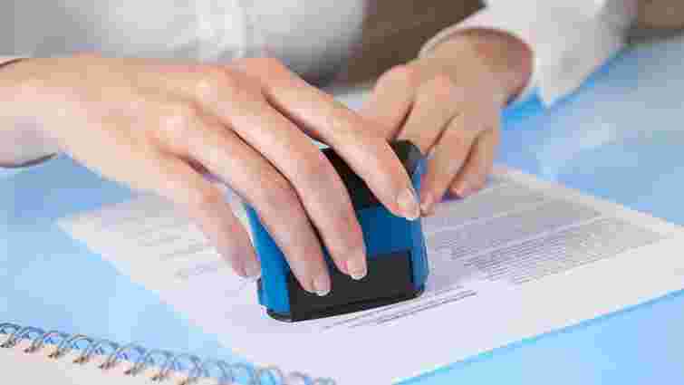 Прикарпатка уникла покарання за оформленння фіктивної інвалідності для звільнення сина з війська