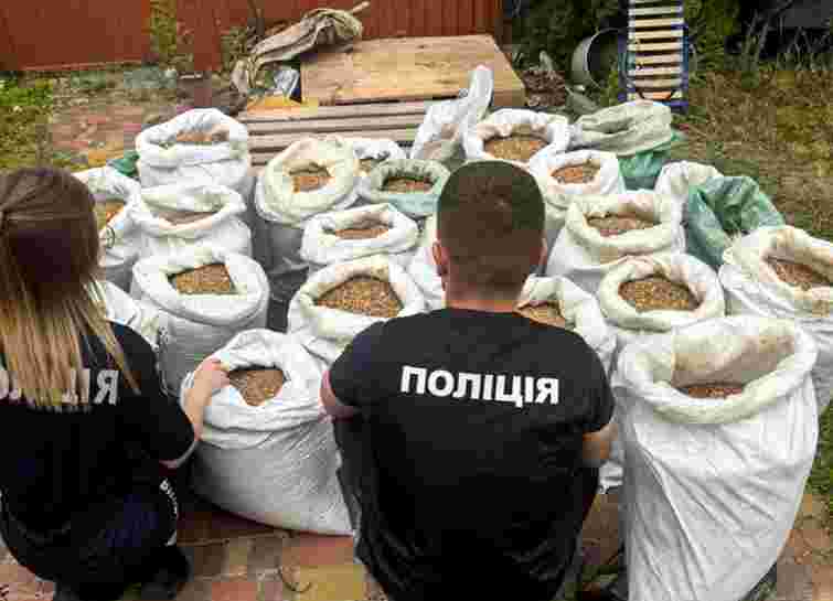 У бурштиношукачів із Рівненщини вилучили понад пів тонни каміння