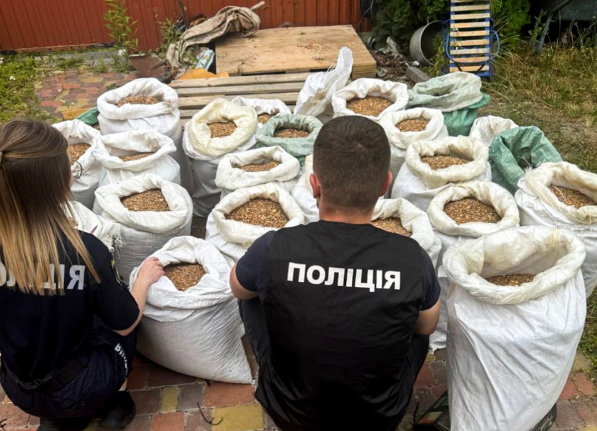 У бурштиношукачів із Рівненщини вилучили понад пів тонни каміння