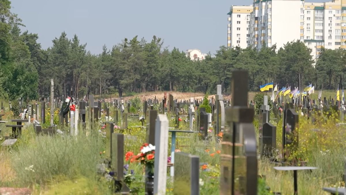 Техніка мера Українки Туренка вивозила пісок з цвинтаря на будівництво котеджів «Династії»