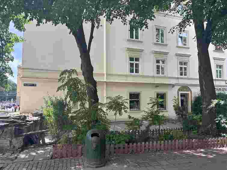 Суд зобов'язав власницю квартири в історичному ареалі Львова замінити пластикові вікна й двері