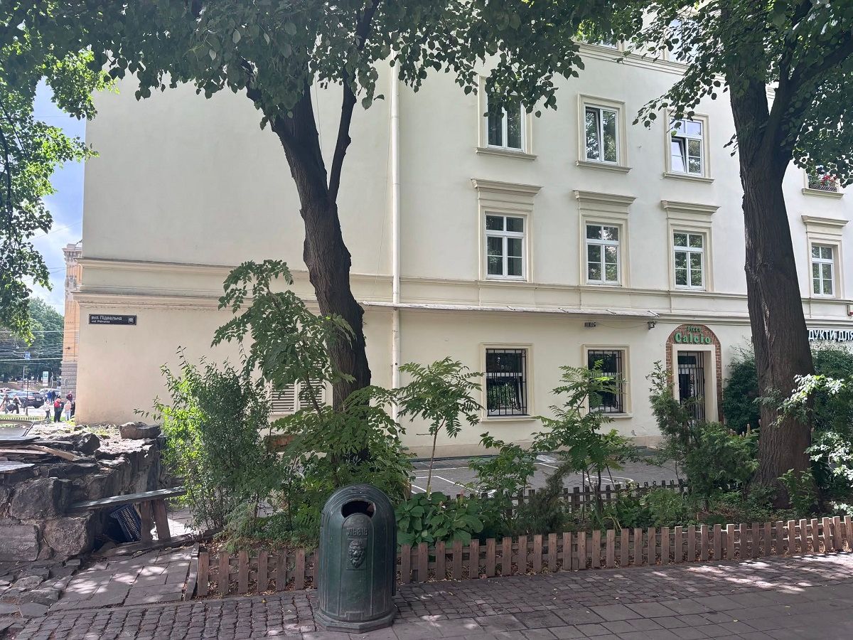 Суд зобов'язав власницю квартири в історичному ареалі Львова замінити пластикові вікна й двері