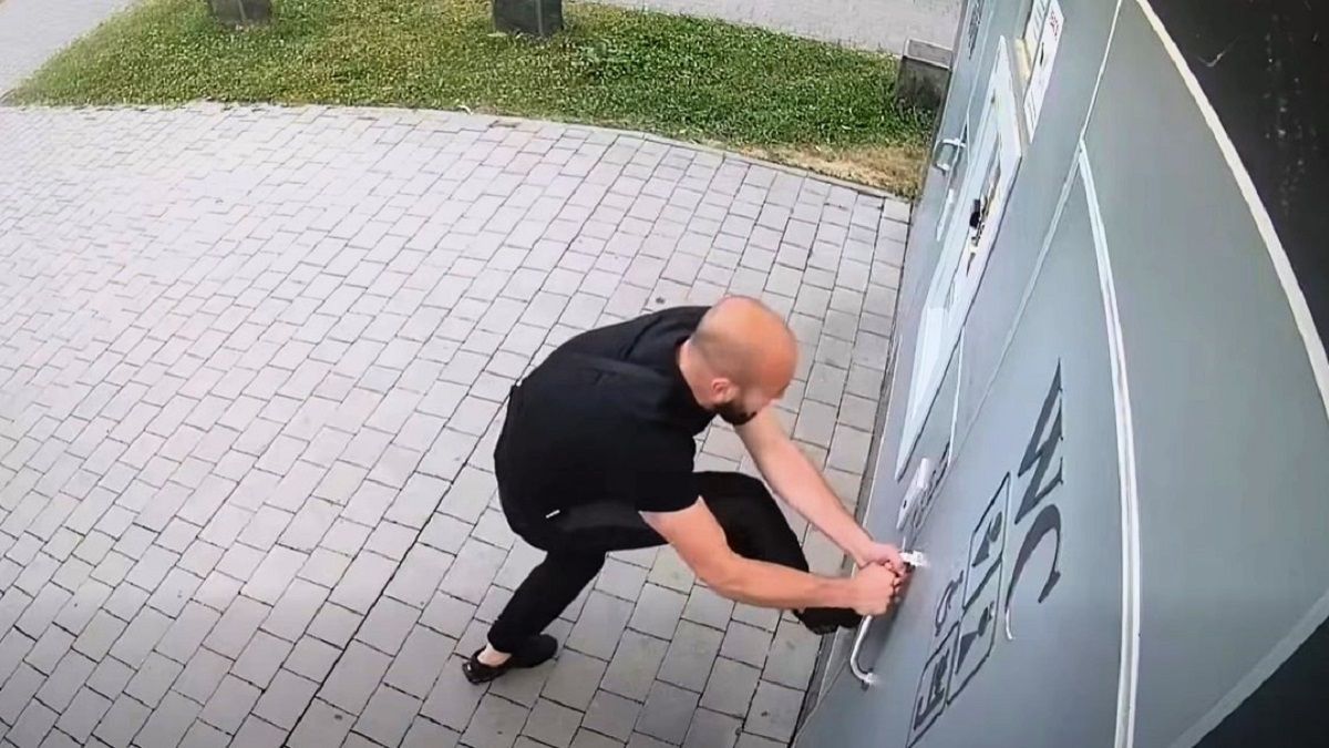 Мер Франківська закликав покарати хуліганів, які зламали двері в громадському туалеті 