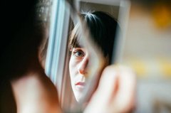 Чому ми перестаємо відчувати емоції: психологиня пояснила причину з дитинства