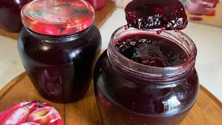 Без води і желатину: як зварити густе варення з чорної смородини