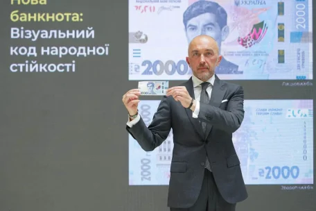 Нацбанк звинуватили у використанні російського піратського шрифту на банкноті 2000 грн