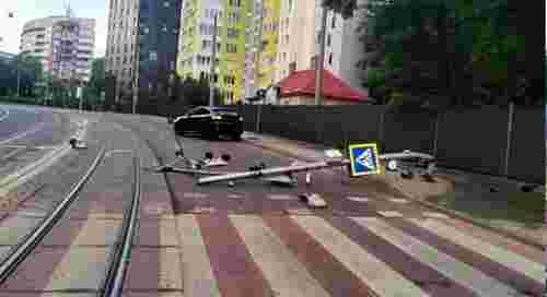 Водій Porsche збив світлофор на вул. Стуса у Львові та пішки втік з місця ДТП