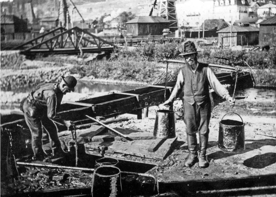 Фото 1920–1930-х років зображує ручний видобуток нафти в Бориславі