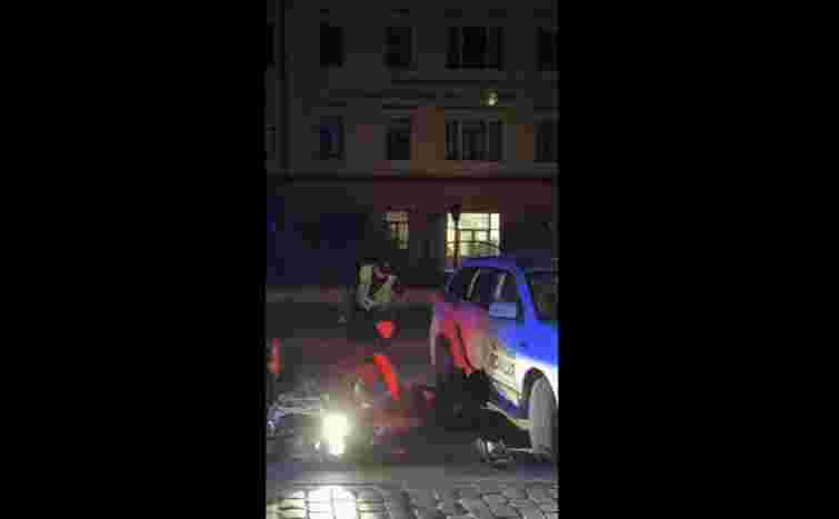 У Львові у ДТП з поліцейським автомобілем травмувався водій електроскутера