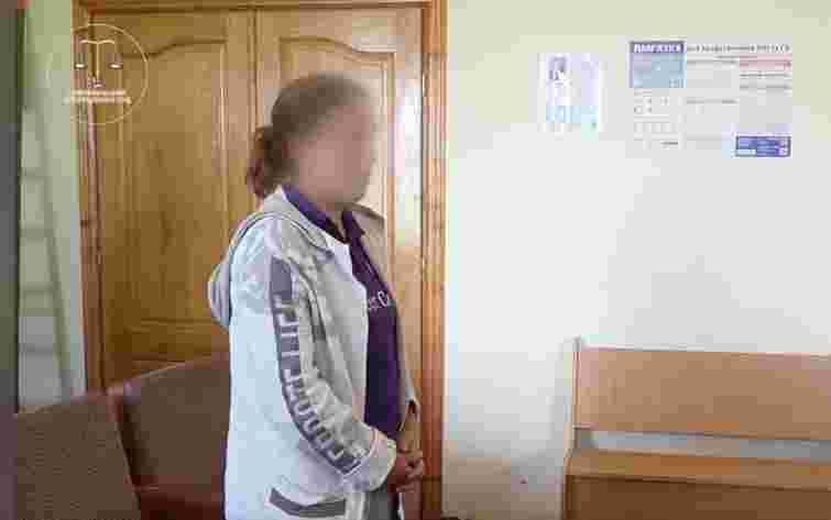Матір з Хмельниччини увʼязнили на 2,5 роки за доведення сина до критичного виснаження
