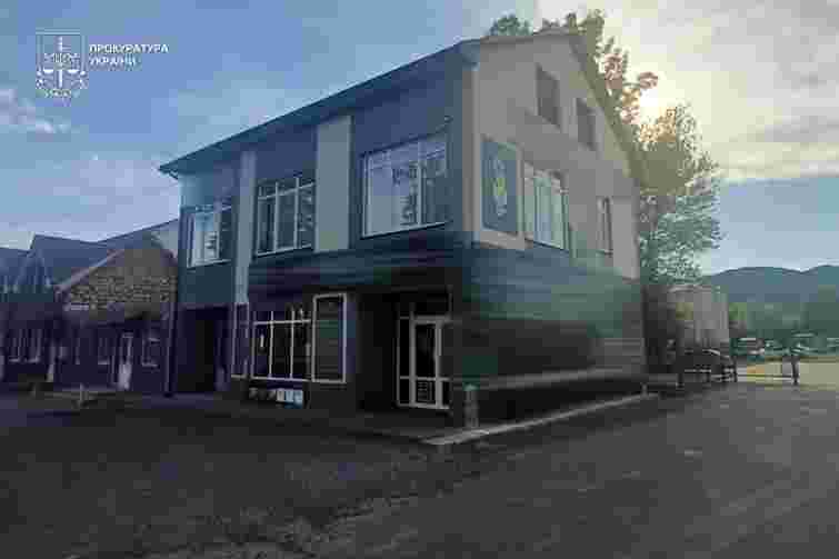 Правоохоронці не дали мешканці Хуста узаконити будівництво крамниці на землях освіти