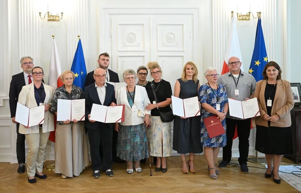 Вручення свідоцтв родинам загиблих у Варшаві/фото Polska agencja pracowa