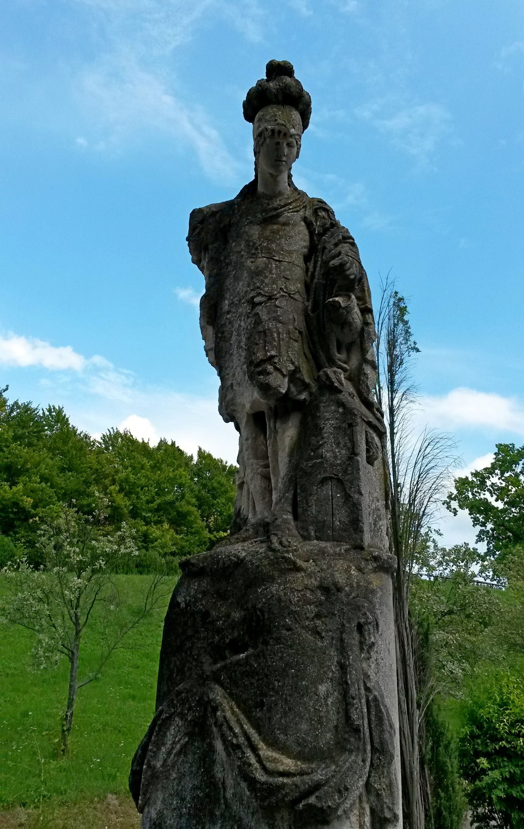 Біля Олеського замку встановлені скульптури (фото ZAXID.NET)