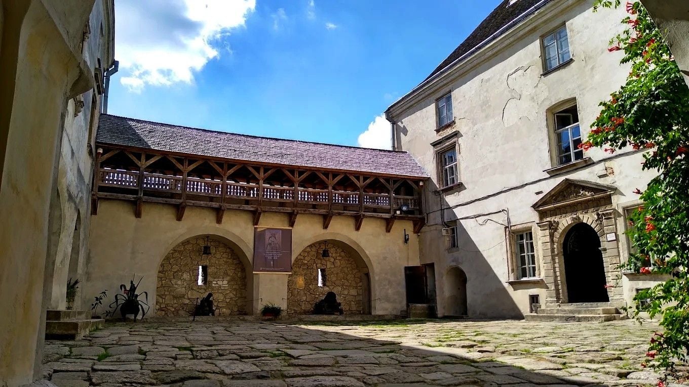 Внутрішній двір замку (фото з Google Maps)