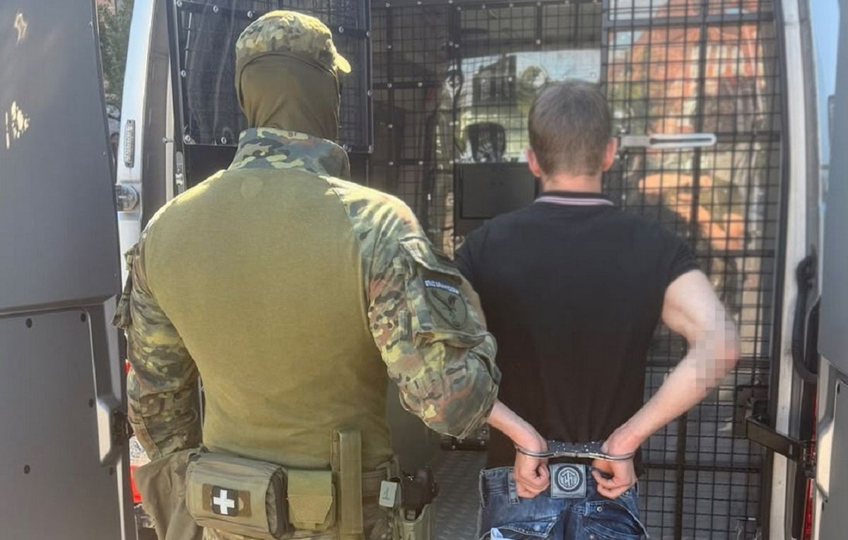 Польща депортувала 22-річного українця за намальовану на паркані школи свастику
