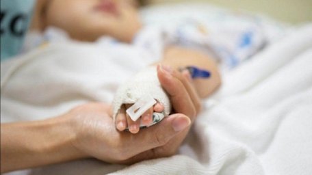 За життя 6-місячної дівчинки з вірусно-бактеріальною пневмонією боролися лікарі двох лікарень 