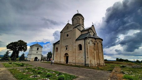 Княжа церква з графіті на стінах