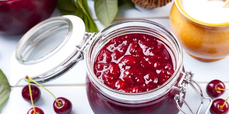 Пікантний соус до м’яса, паштетів і сирів із черешні. Рецепт дня