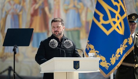 Володимир Зеленський покепкував з поляків під час нагородження Урсули фон дер Ляєн. Цитата дня