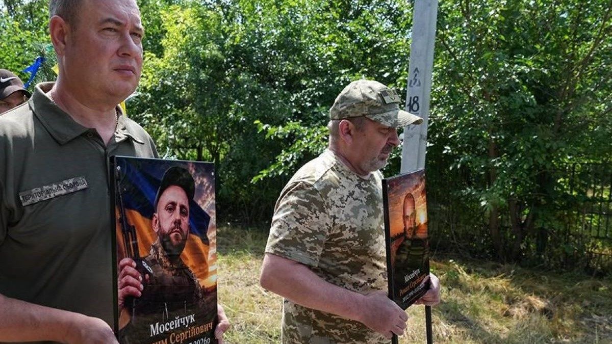 На Київщині поховали братів Мосейчуків, у вбивстві яких підозрюють військових 155-ї ОМБр