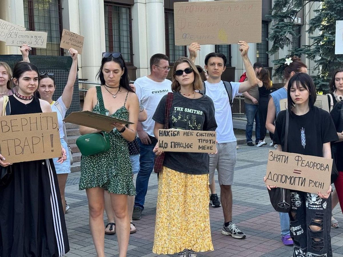 Українці вдруге за день вийшли на мітинги проти відставки Михайла Федорова