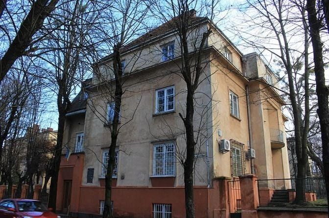 Будівля колишньої онкополіклініки на вул. Єфремова, 59